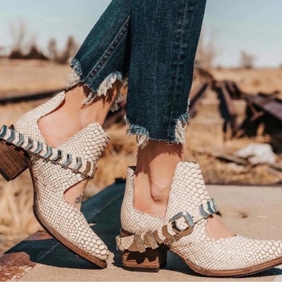 Freebird by Steven | Snakeskin 7‎ Women’s White Ankle Boots with Silver Hardware - Picture 1 of 10